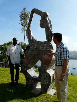 Inauguración escultura Parque Azeta. Izq. Bukari, dcha. alcalde ayuntamiento Portugalete.