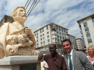 A la izquierda, escultor Bukari. A la derecha, alcalde Portugalete. Al lado de la escultura Alberto del Palacio.